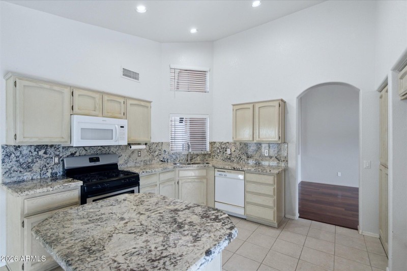 Kitchen w/Island