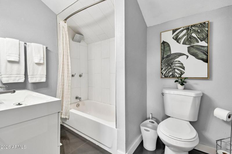 ADU/4th Bedroom/Split Master Bathroom