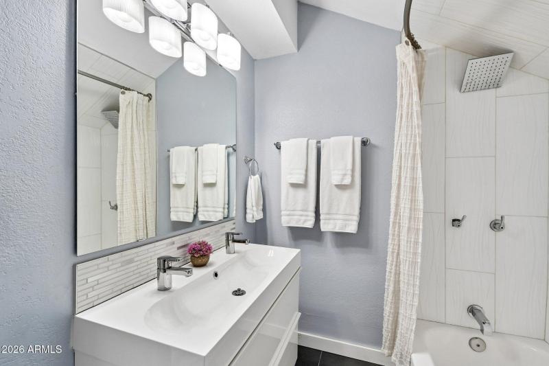 ADU/4th Bedroom/Split Master Bathroom