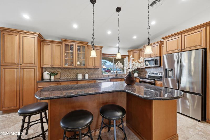 Kitchen w/ Breakfast Bar
