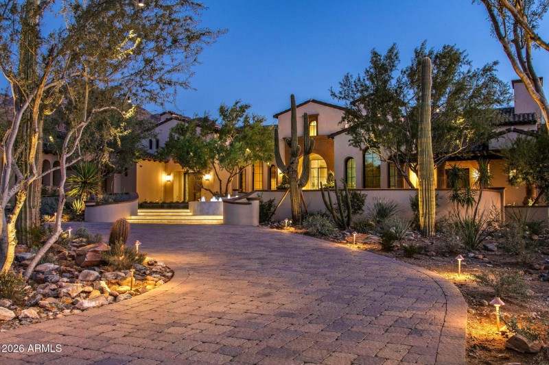 9-web-or-mls-Front Of House