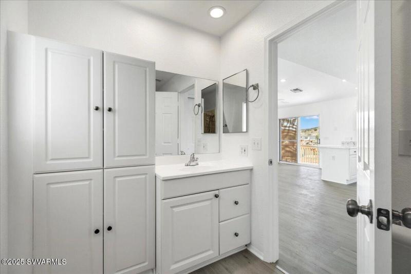 Upper Level Full Bathroom