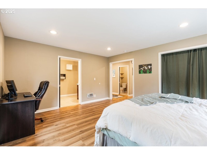 Bedroom, Primary