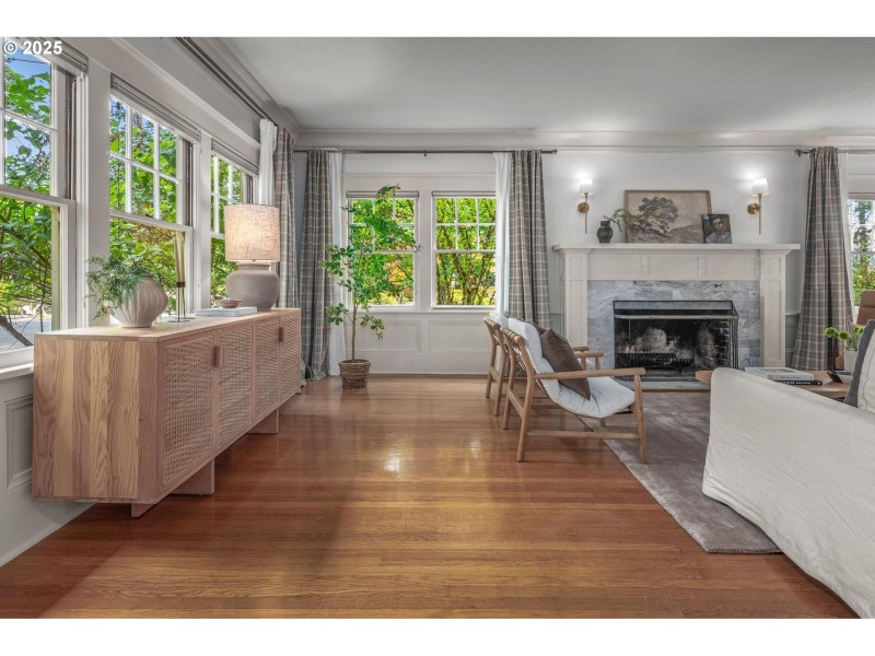 Living Room/Entrance