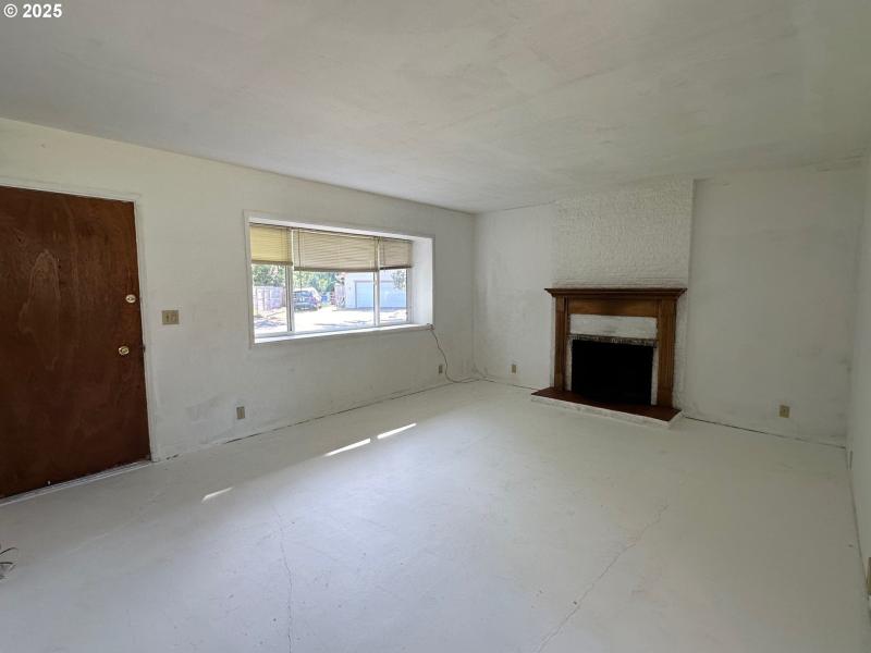 Living Room/Entrance