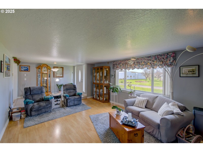 Living Room/Entrance