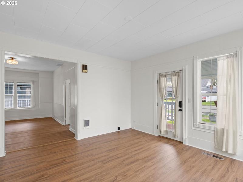 Living Room/Entrance