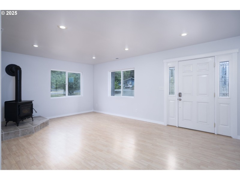 Living Room/Entrance