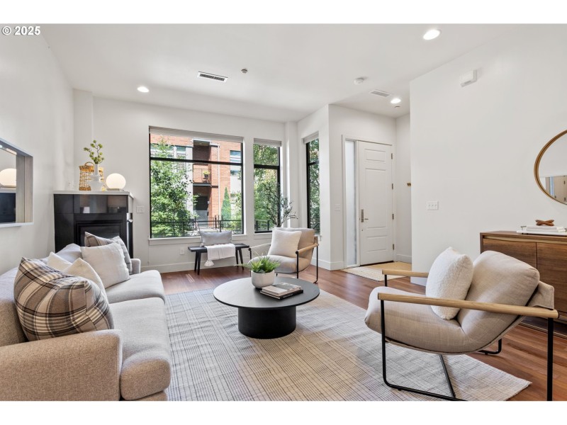 Living Room/Entrance