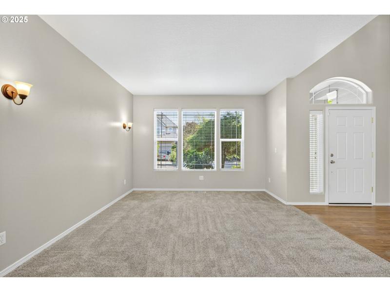 Living Room/Entrance