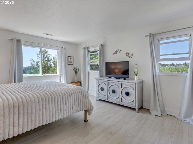 Bedroom, Primary