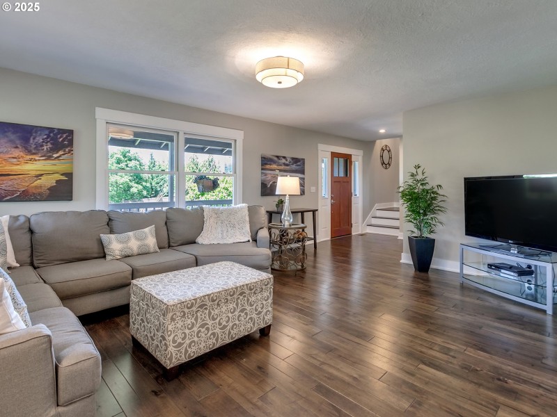Living Room/Entrance