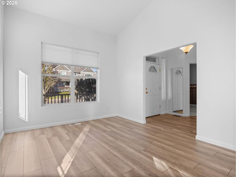 Living Room/Entrance