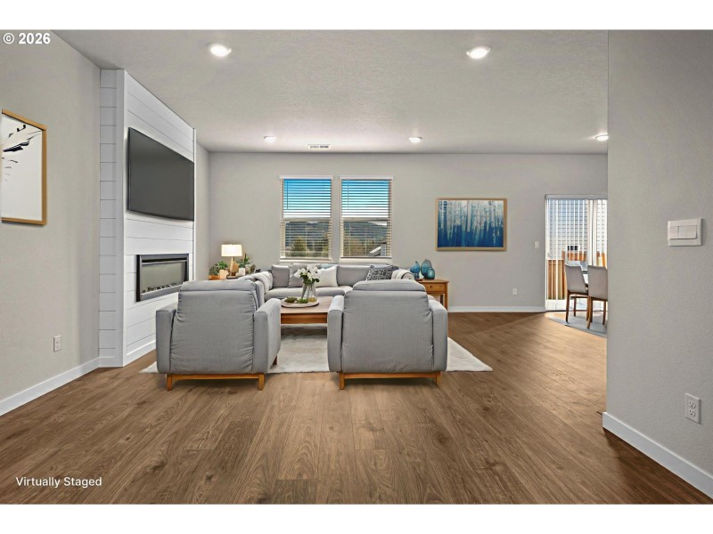 Living Room/Entrance