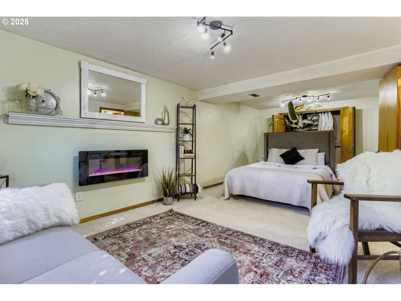 Bedroom, Primary