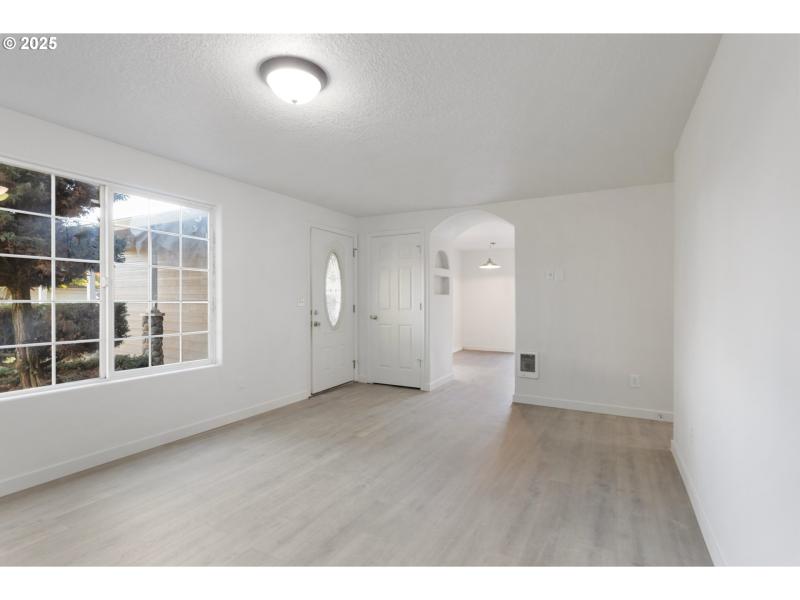 Living Room/Entrance