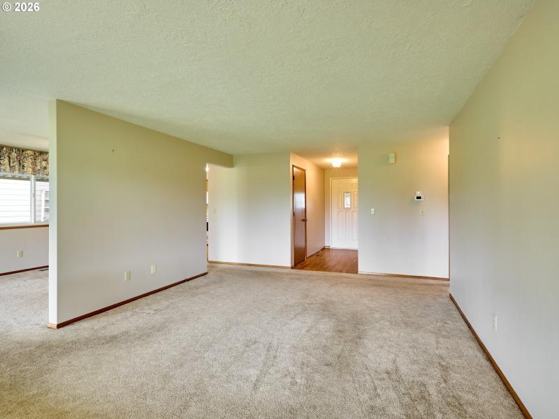 Living Room/Entrance