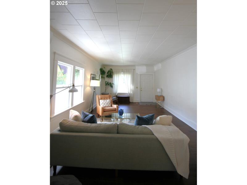 Living Room/Entrance