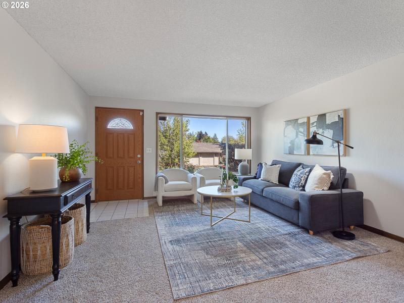 Living Room/Entrance