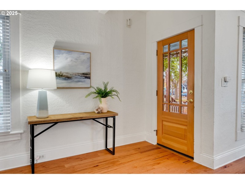 Living Room/Entrance