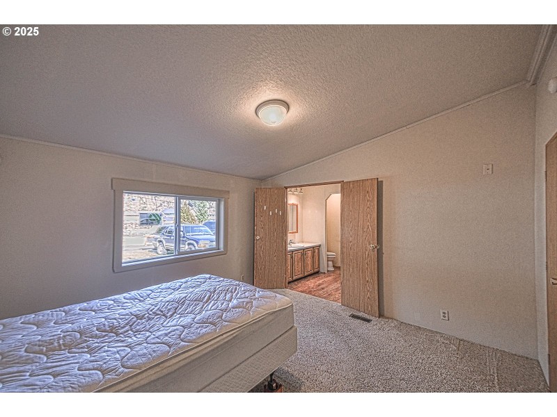 Bedroom, Primary