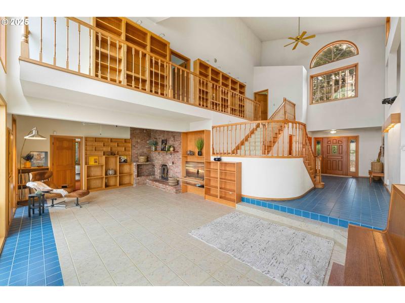 Living Room/Entrance