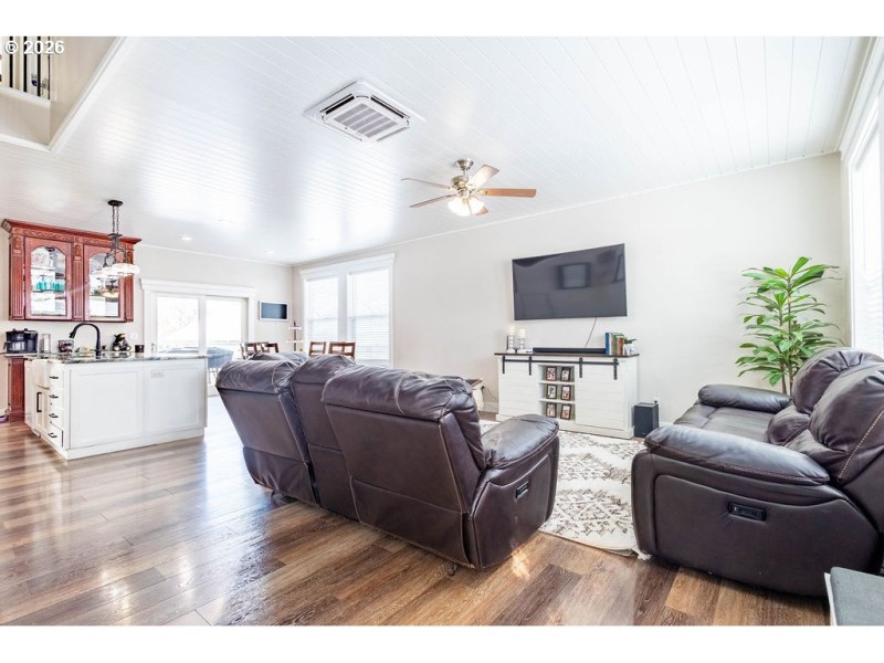 Living Room/Entrance