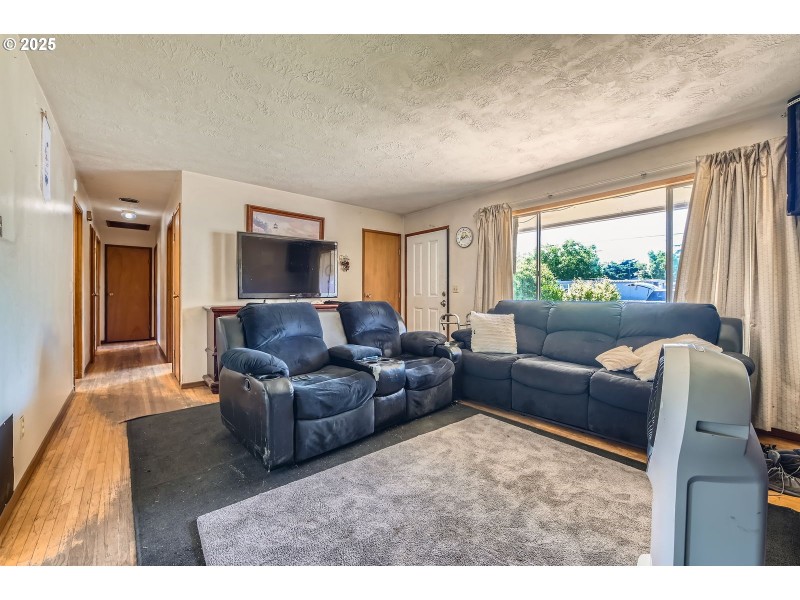 Living Room/Entrance