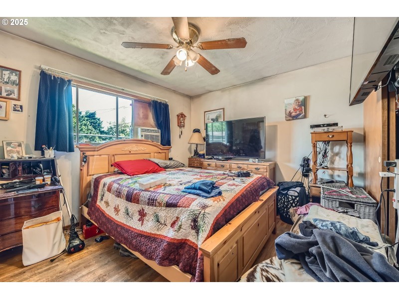 Bedroom, Primary