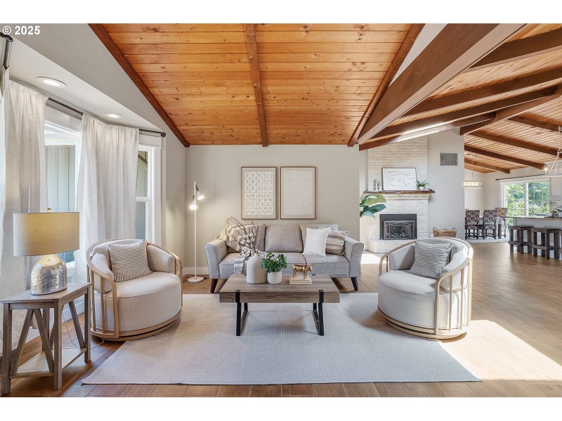 Living Room/Entrance