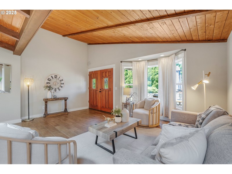 Living Room/Entrance