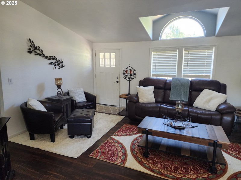 Living Room/Entrance