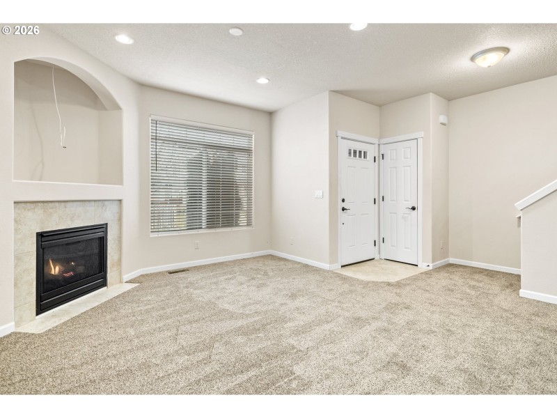 Living Room/Entrance