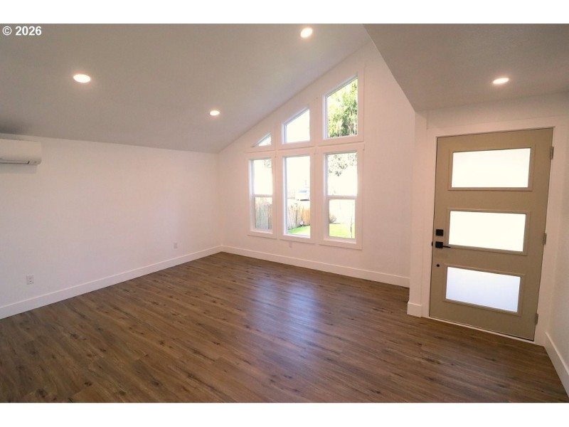 Living Room/Entrance