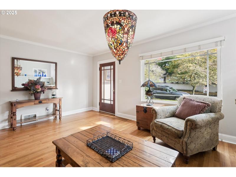 Living Room/Entrance