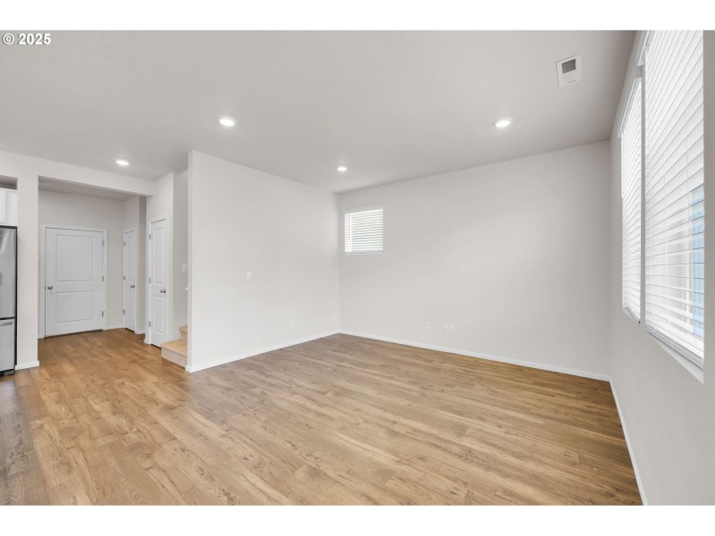 Living Room/Entrance