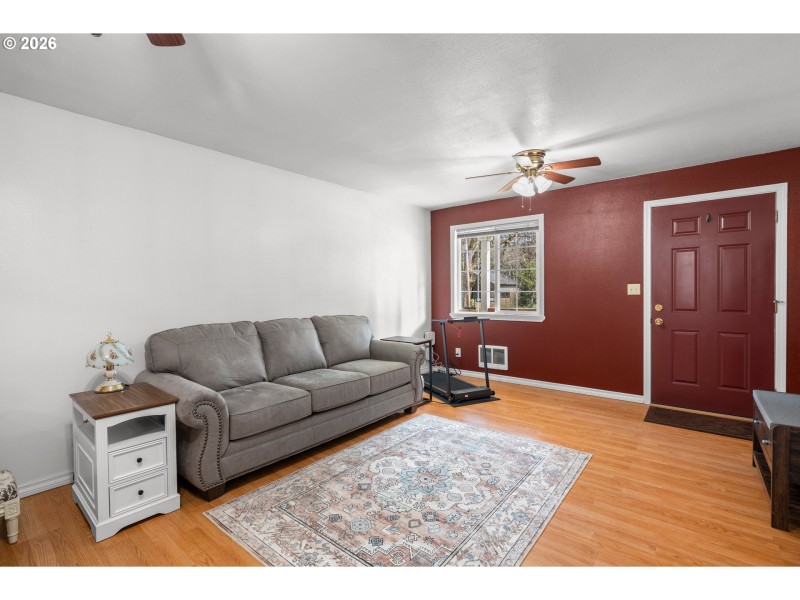 Living Room/Entrance