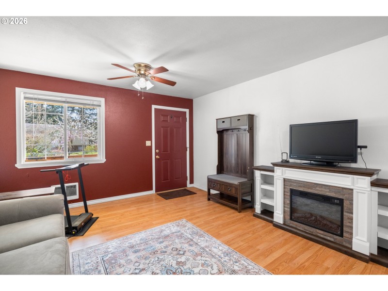 Living Room/Entrance