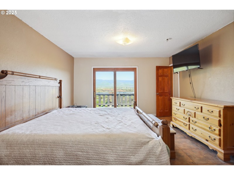 Bedroom, Primary