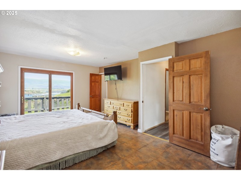 Bedroom, Primary