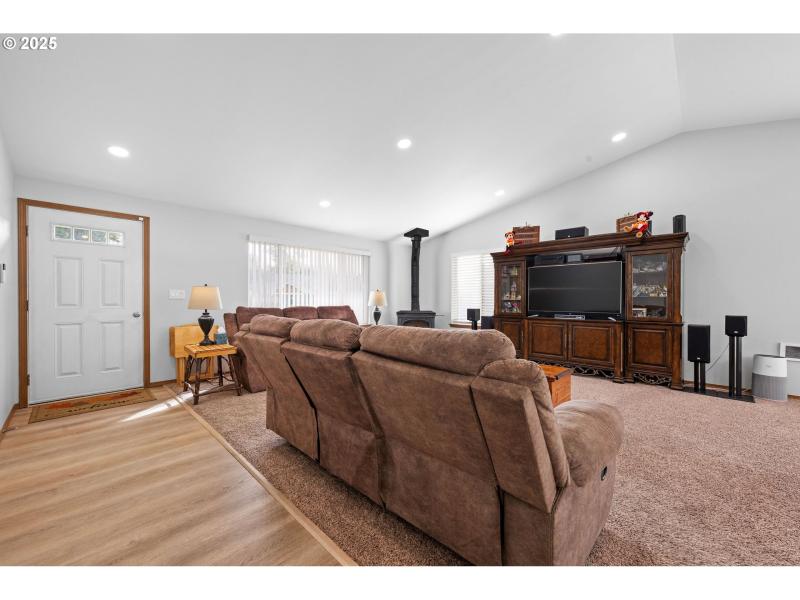 Living Room/Entrance