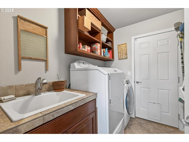 Living Room/Entrance