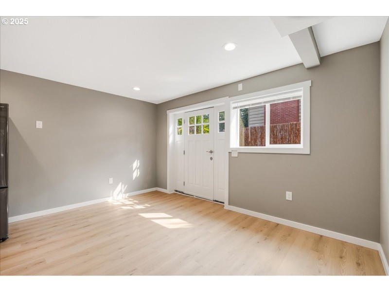 Living Room/Entrance