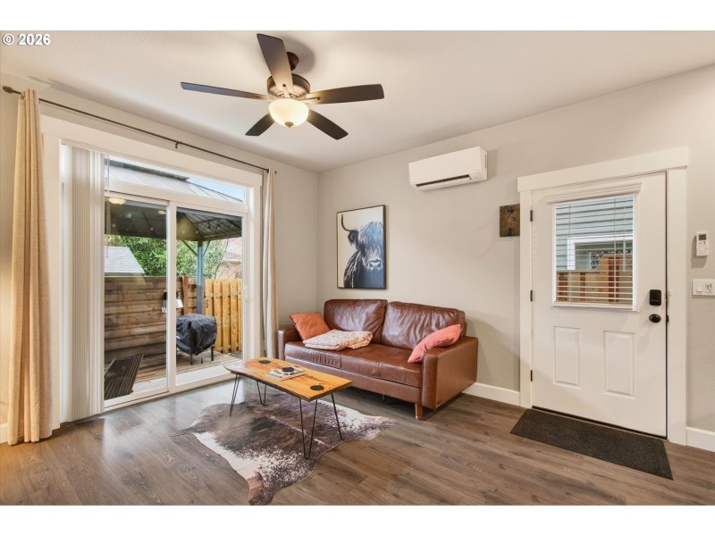 Living Room/Entrance