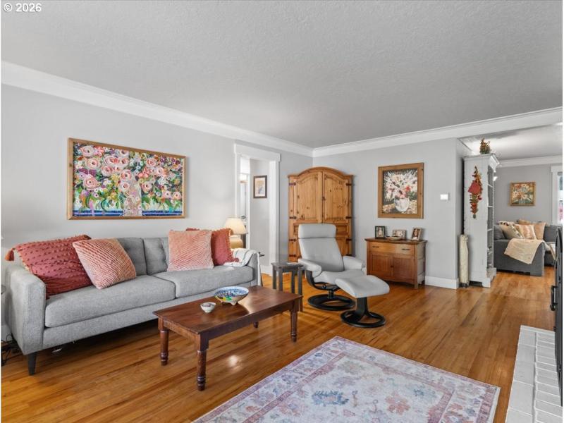 Living Room/Entrance