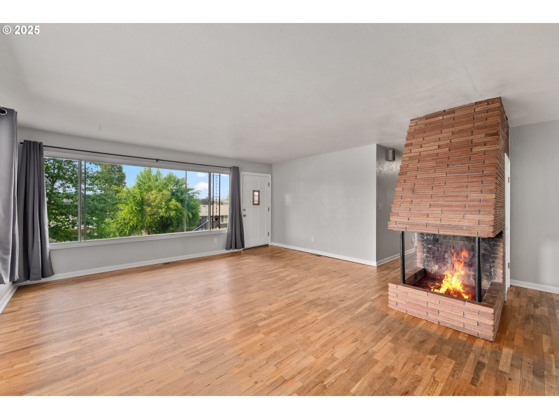 Living Room/Entrance