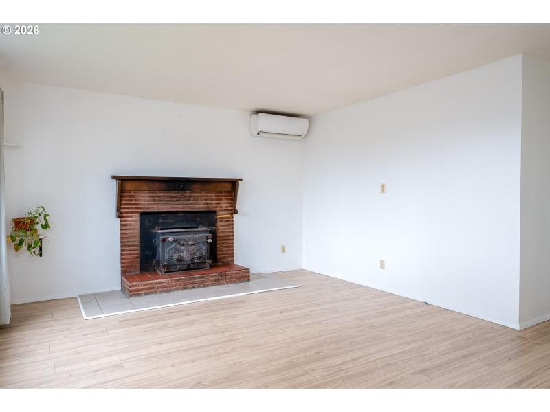 Living Room/Entrance