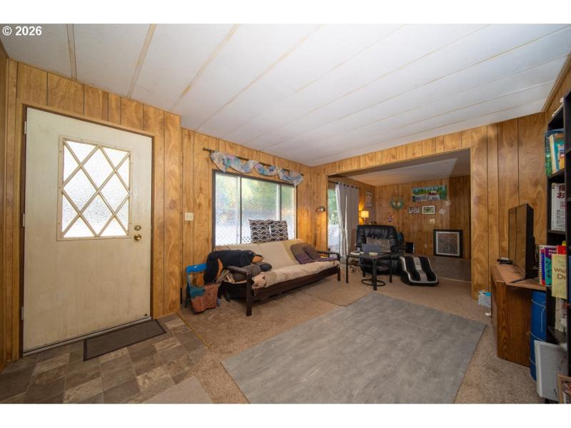 Living Room/Entrance