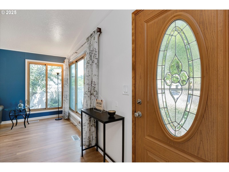 Living Room/Entrance