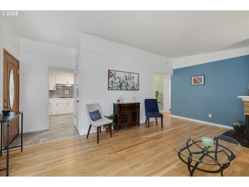 Living Room/Entrance